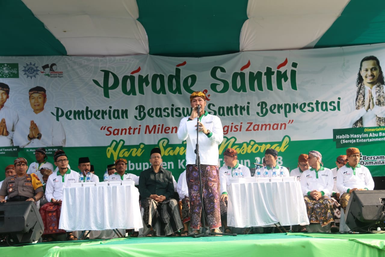 Parade Santri dan Pemberian Beasiswa Santri Berprestasi